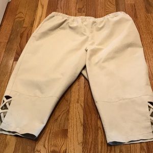 🌻 Capris~Cut Out Leg~🌻